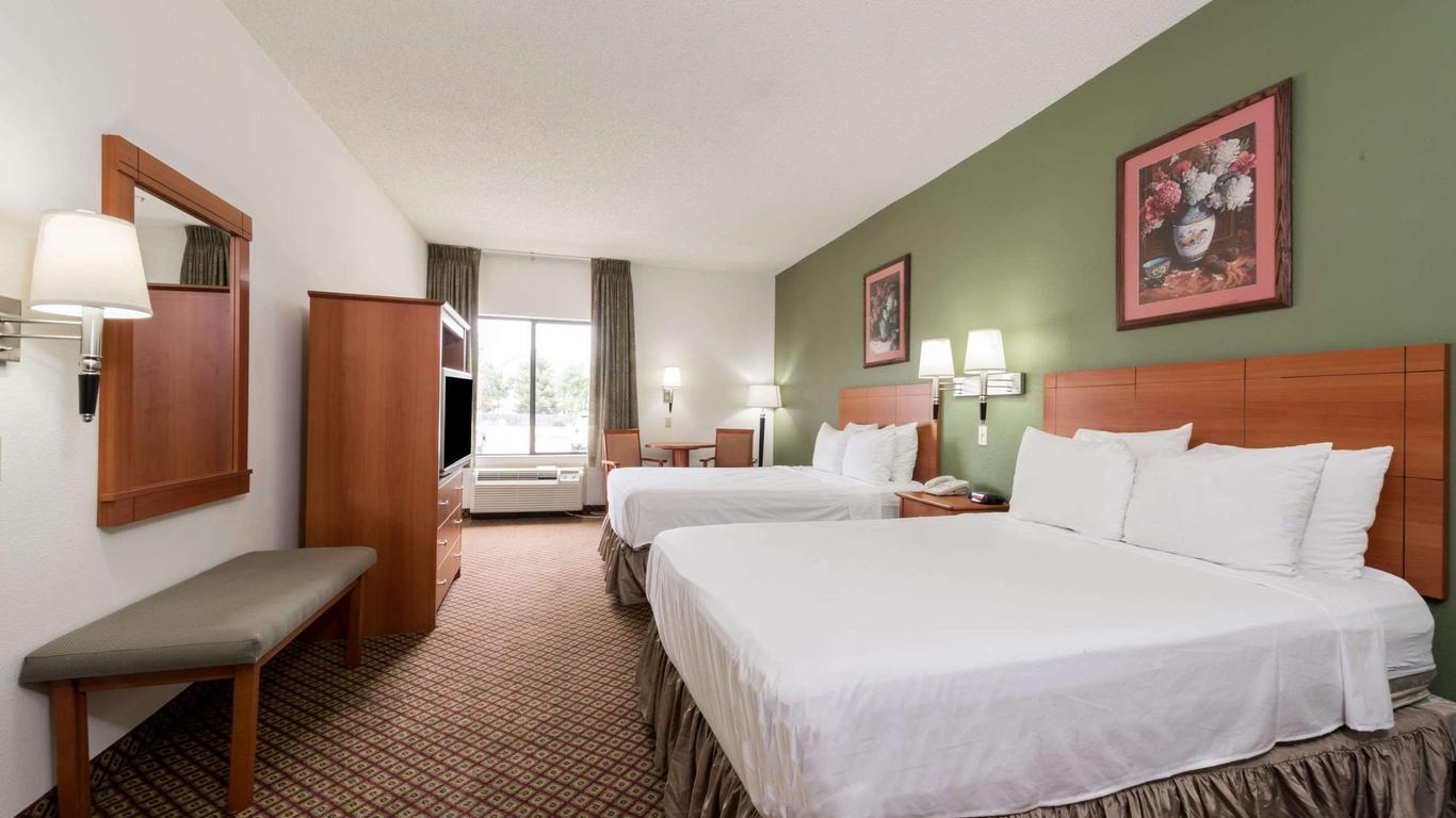 Super 8 by Wyndham Fort Worth Downtown South
