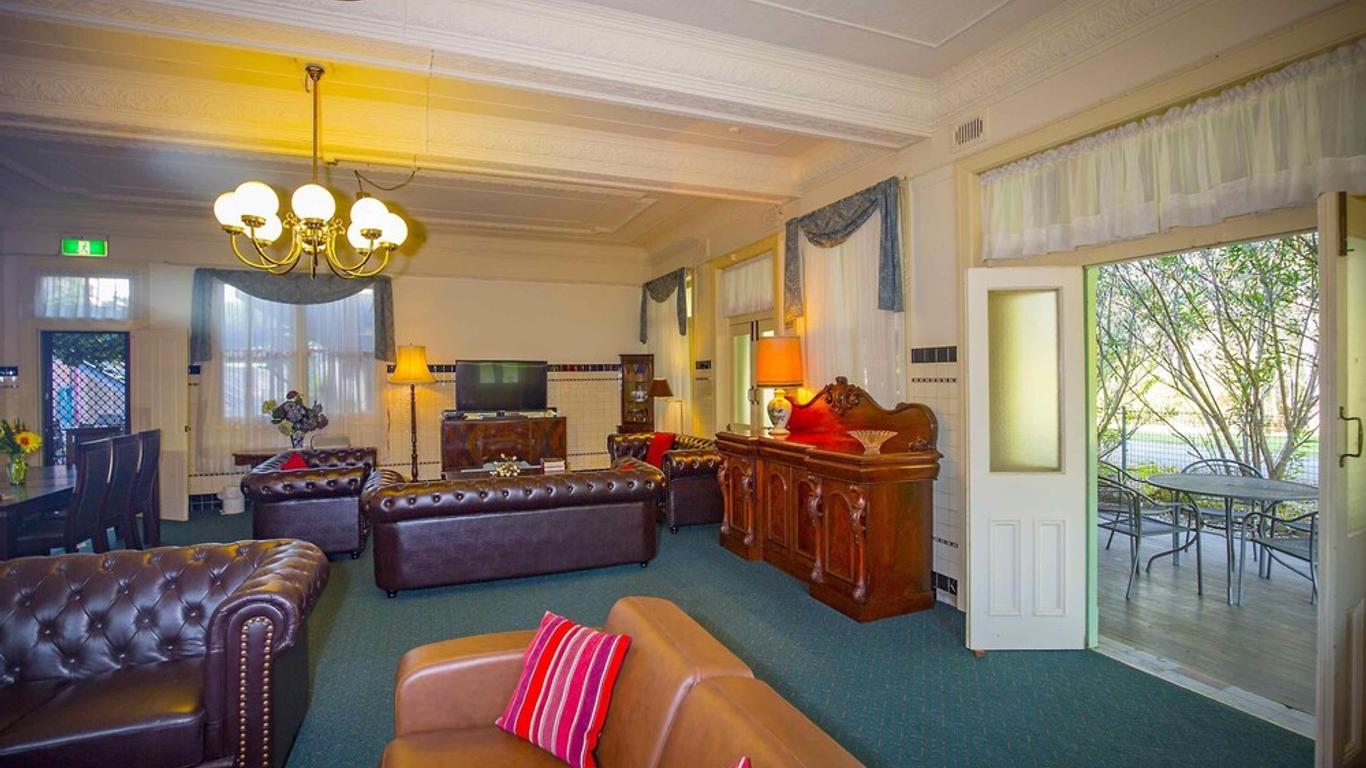 Abernethy House - Historic 15 Bedroom Pub-Stay, Perfect For Large Groups