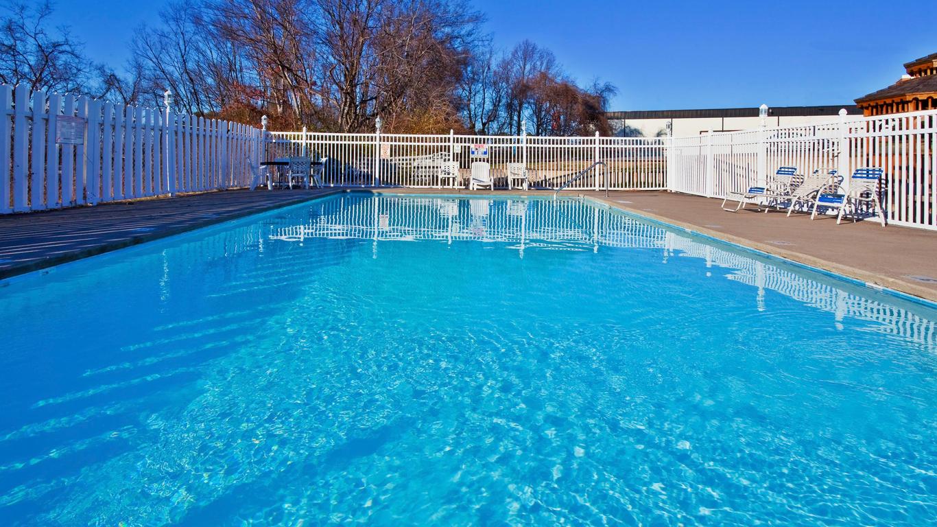 Holiday Inn Express & Suites Nashville-I-40 & I-24(Spence Lane), An IHG Hotel
