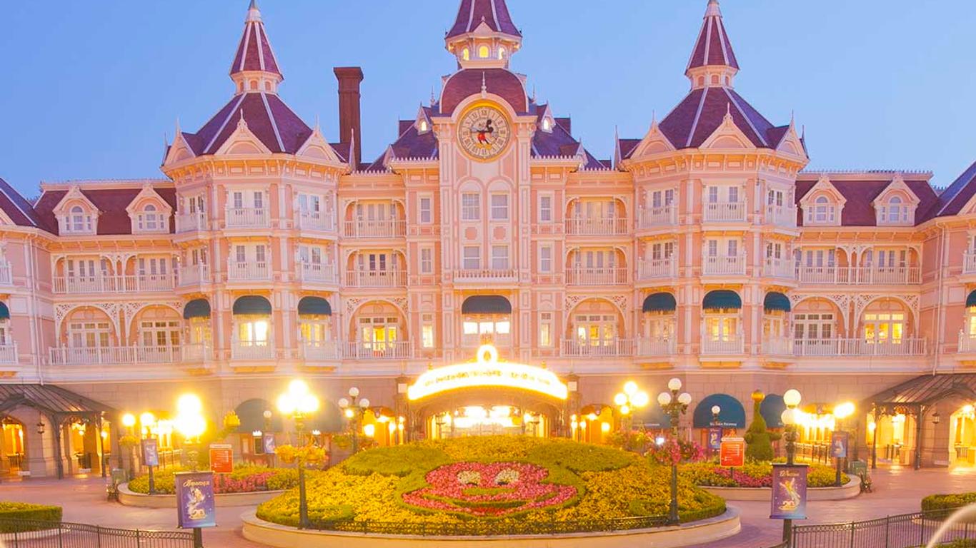 Disneyland Hotel + Tickets